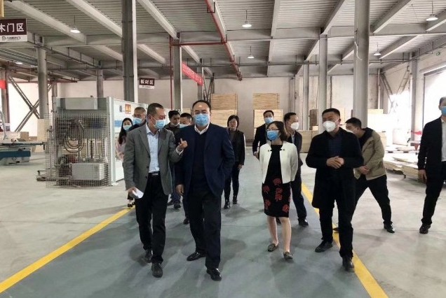 遵義市委常委侯衛(wèi)偉一行視察君迪家具