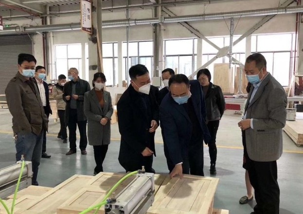 遵義市委常委侯衛(wèi)偉一行視察君迪家具